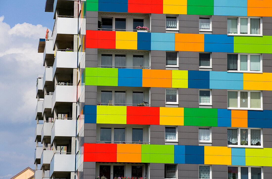 Sozialer Wohnungsbau mit bunten Balkonen, Dresden, Sachsen, Deutschland