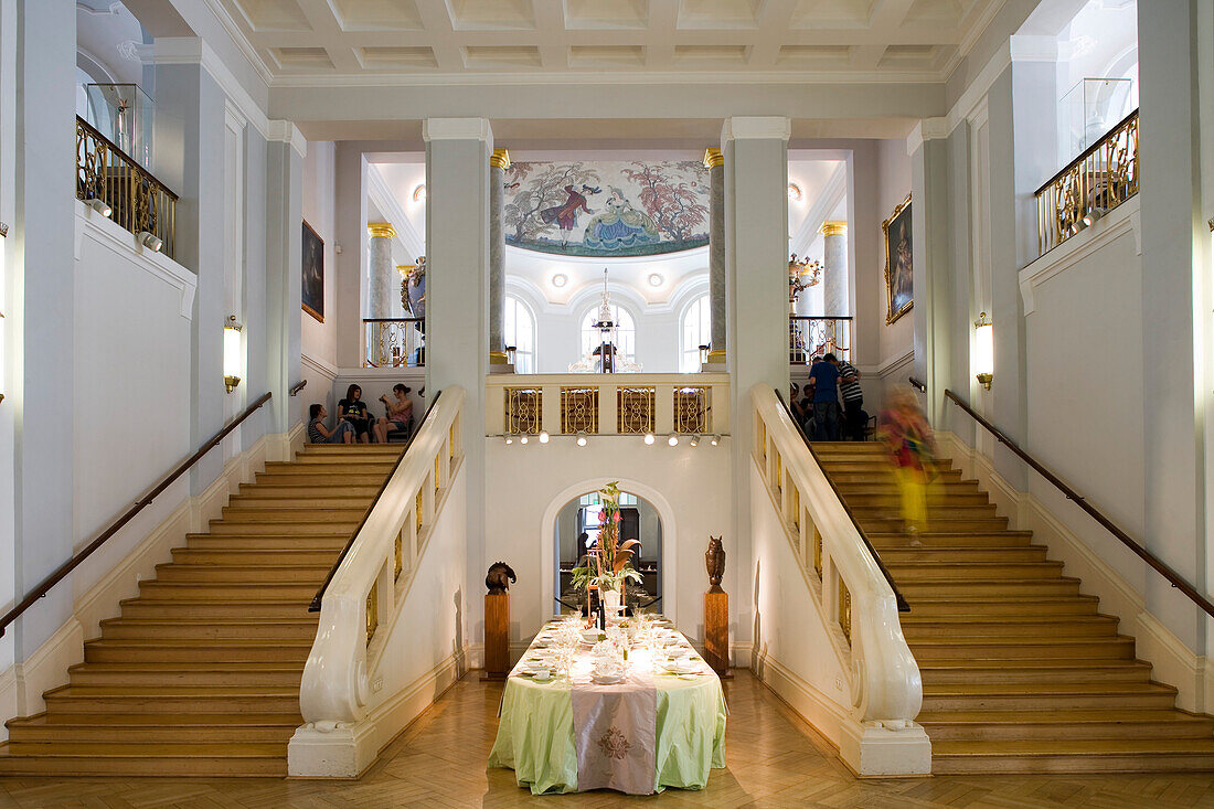 Porzellan Manufaktur Meissen, showroom, dinner table, Meissen, Saxony, Germany, Europe