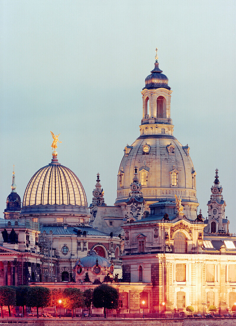 Brühlsche Terrasse mit Akademie der Künste, Kuppel der Frauenkirche im Hintergrund, Dresden, Sachsen, Deutschland
