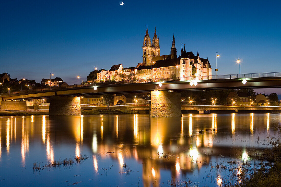View over river Elbe to Albrechtsburg Castle and Meissen Cathedral at night, Meissen, Saxony, Germany