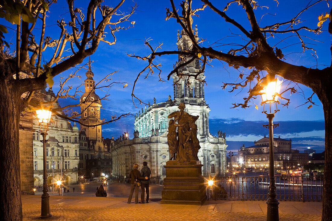 Schlossplatz mit Blick auf Residenzschloss, Hofkirche und Semperoper im Hintergrund, Dresden, Sachen, Deutschland