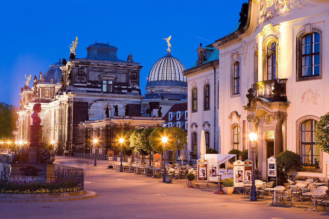 Brühlsche Terrasse mit Akademie der Künste und Sekundogenitur, auf der linken Seite das Ernst Rietschel Denkmal, Dresden, Sachsen, Deutschland, Europa