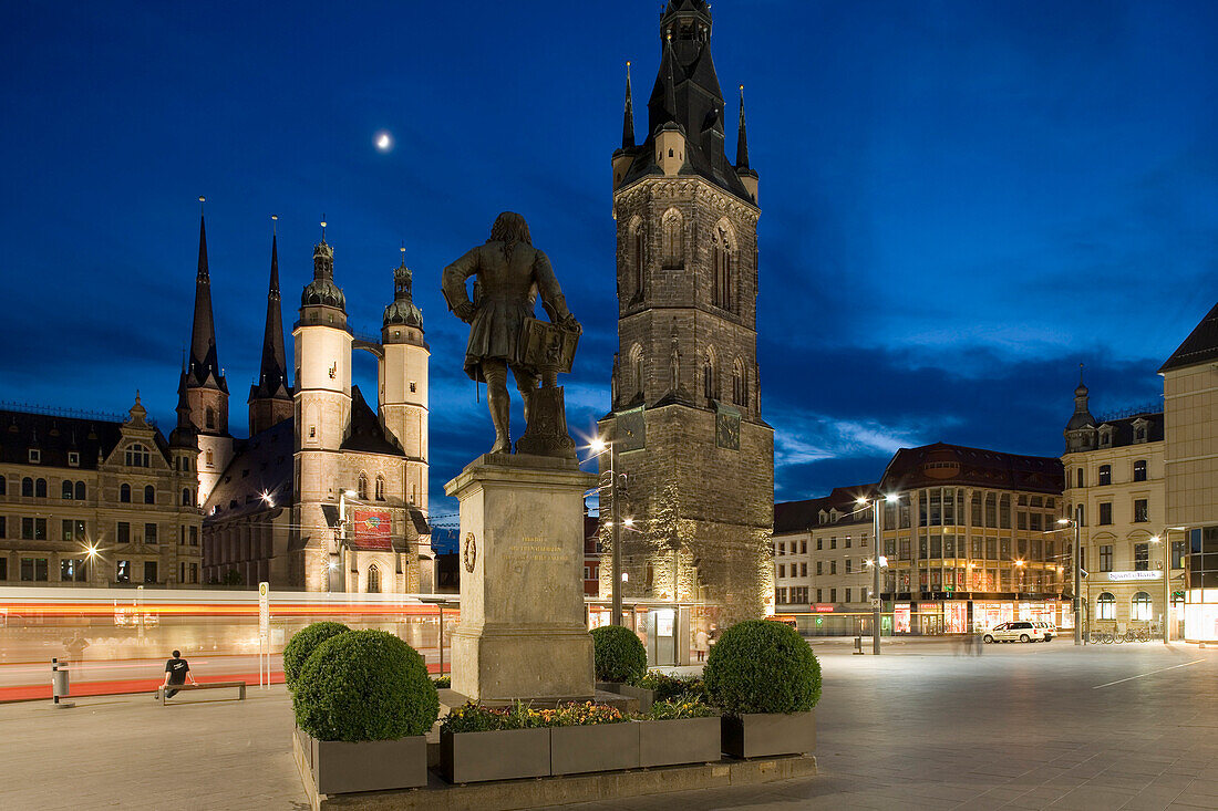 Marktplatz mit Händeldenkmal, Rotem Turm und Marktkirche bei Nacht, Halle (Saale), Sachsen-Anhalt, Deutschland