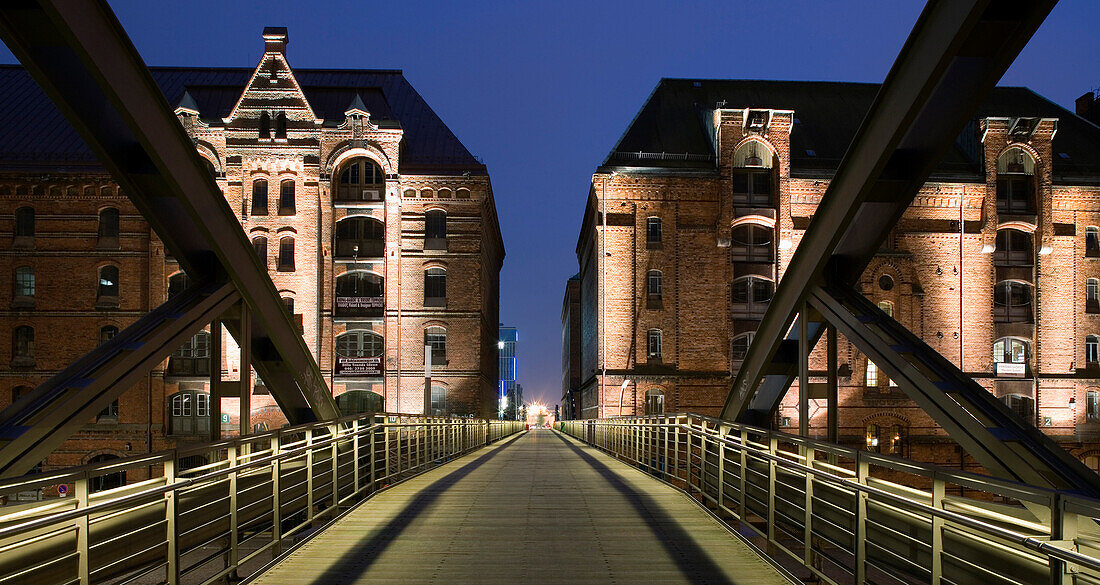 Blick über eine Brücke in der Speicherstadt bei Nacht, Hamburg, Deutschland