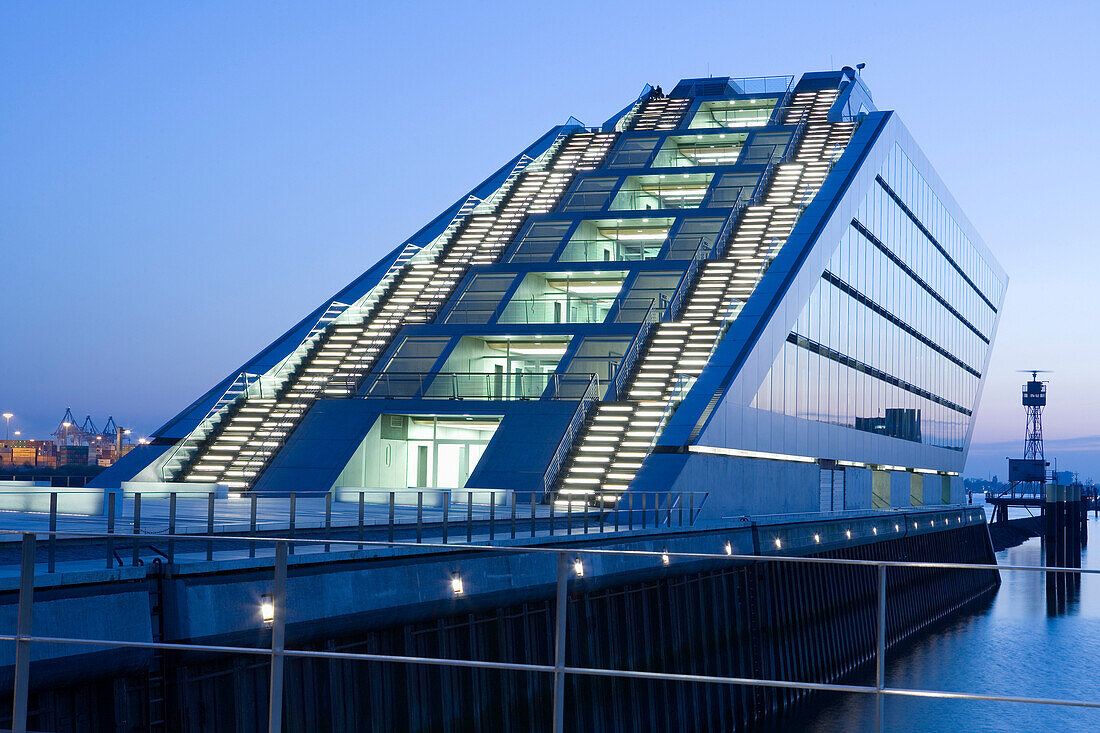 Bürogebäude in den Docklands bei Nacht, Hamburg, Deutschland