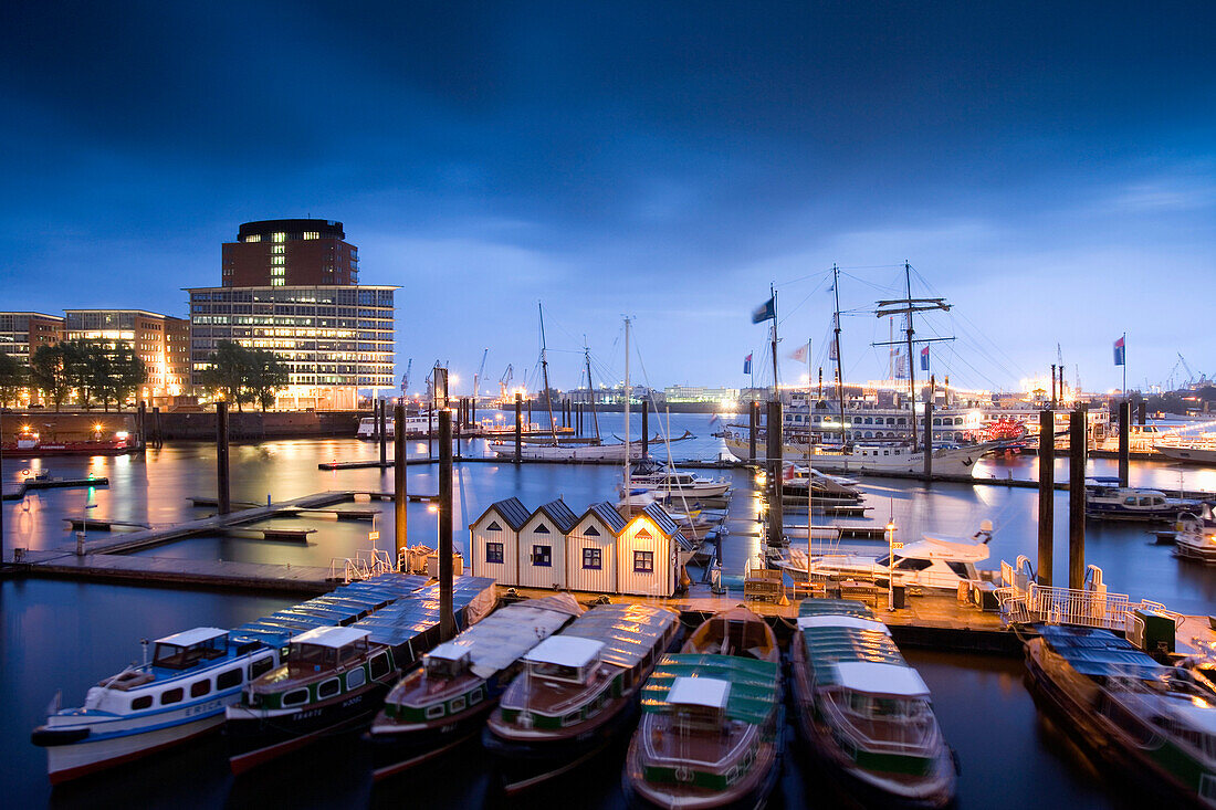 Blick über den Hafen bei Nacht, Hamburg, Deutschland