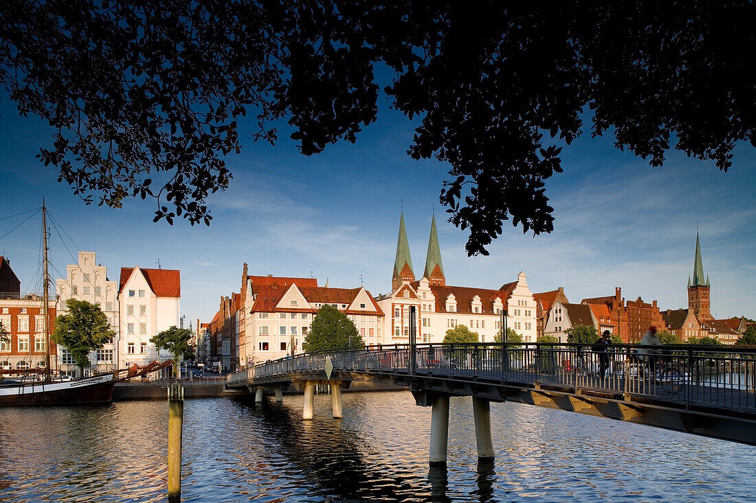 Holstenhafen an der Untertrave mit Marienkirche und St. Petri Kirche, Lübeck, Schleswig-Holstein, Deutschland, Europa