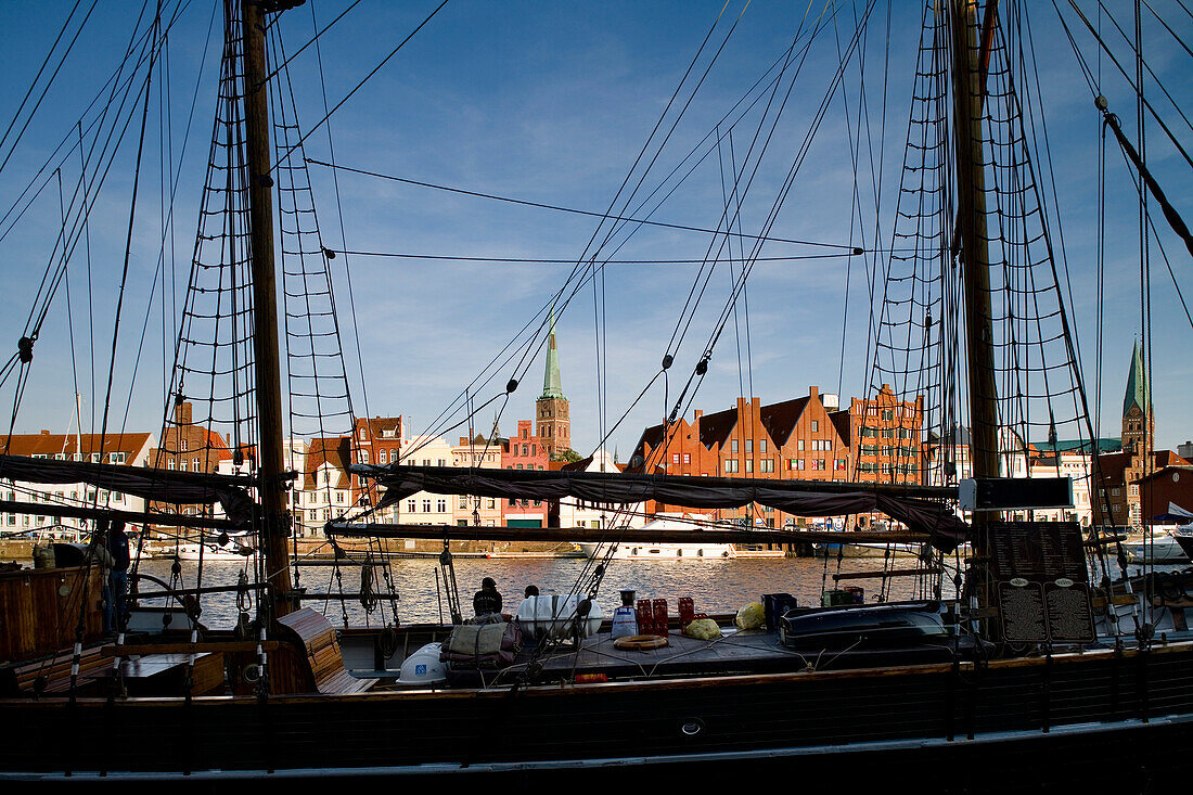 Blick über ein Segelschiff auf Lübeck, Schleswig-Holstein, Deutschland