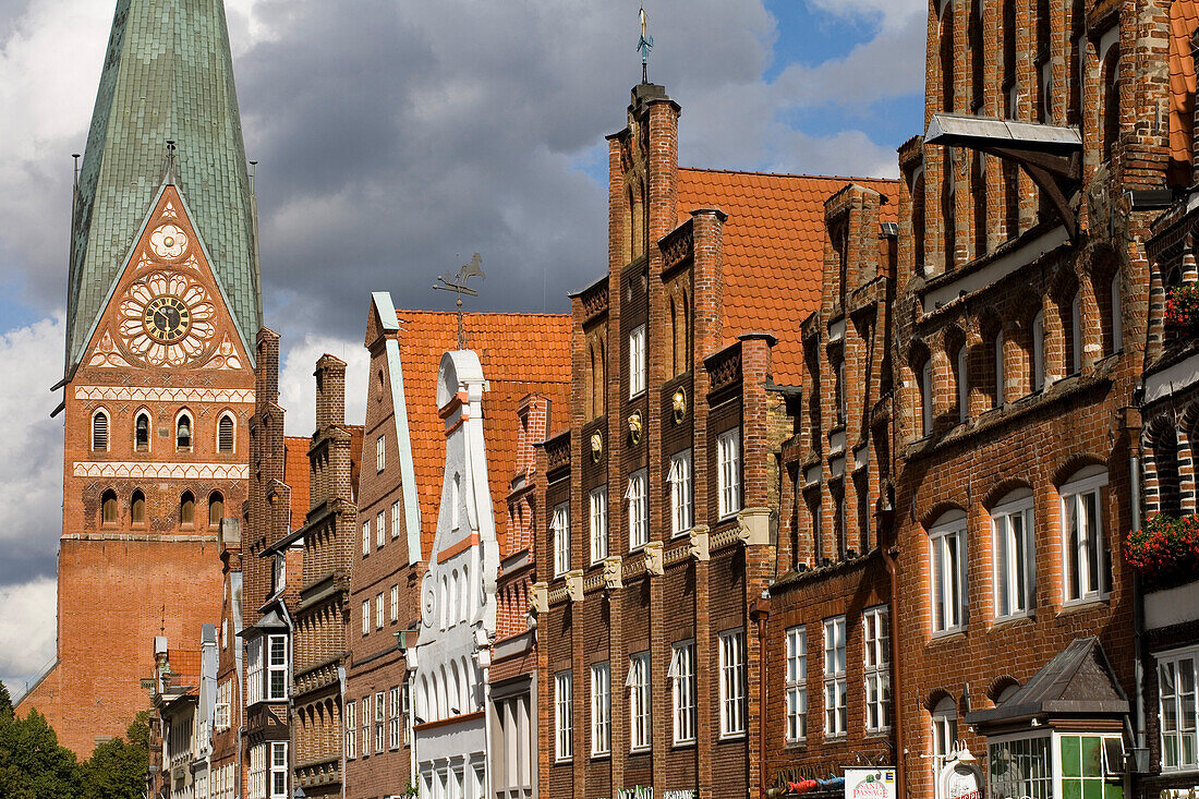 Gabled houses and St. Johannis Church Am Sande under clouded sky, Lueneburg, Lower Saxony, Germany, Europe