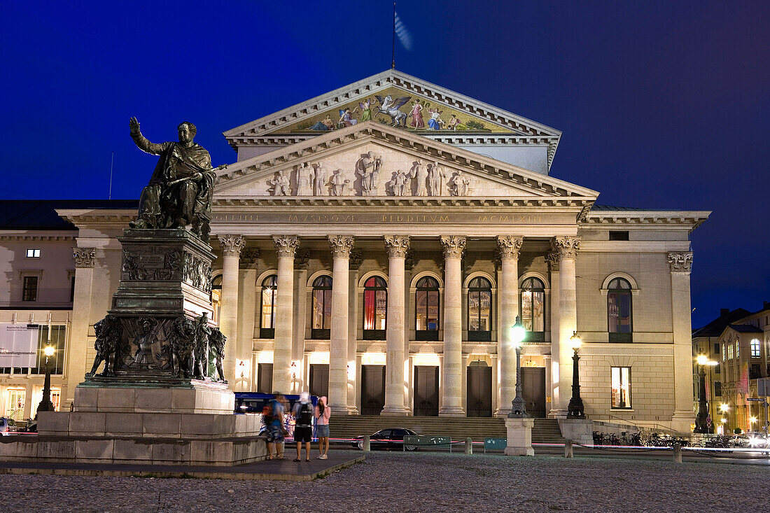 Nationaltheater und Denkmal Max I. Joseph, München, Bayern, Deutschland