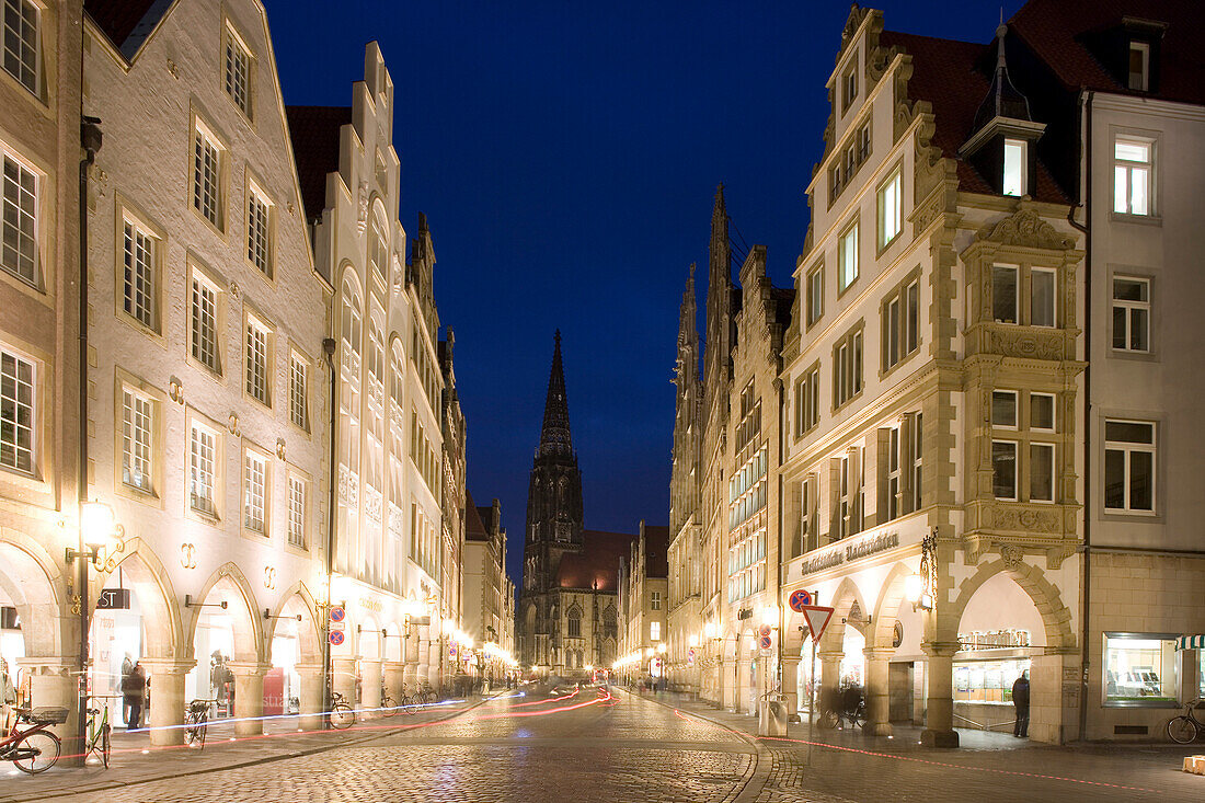Die Lambertikirche zwischen Giebelhäusern am Prinzipalmarkt bei Nacht, Münster, Nordrhein-Westfalen, Deutschland, Europa