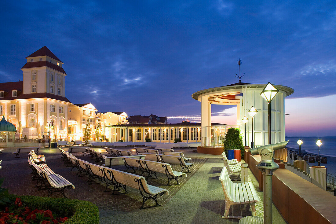 Kurhaus bei Nacht, Binz, Insel Rügen, Mecklenburg-Vorpommern, Deutschland