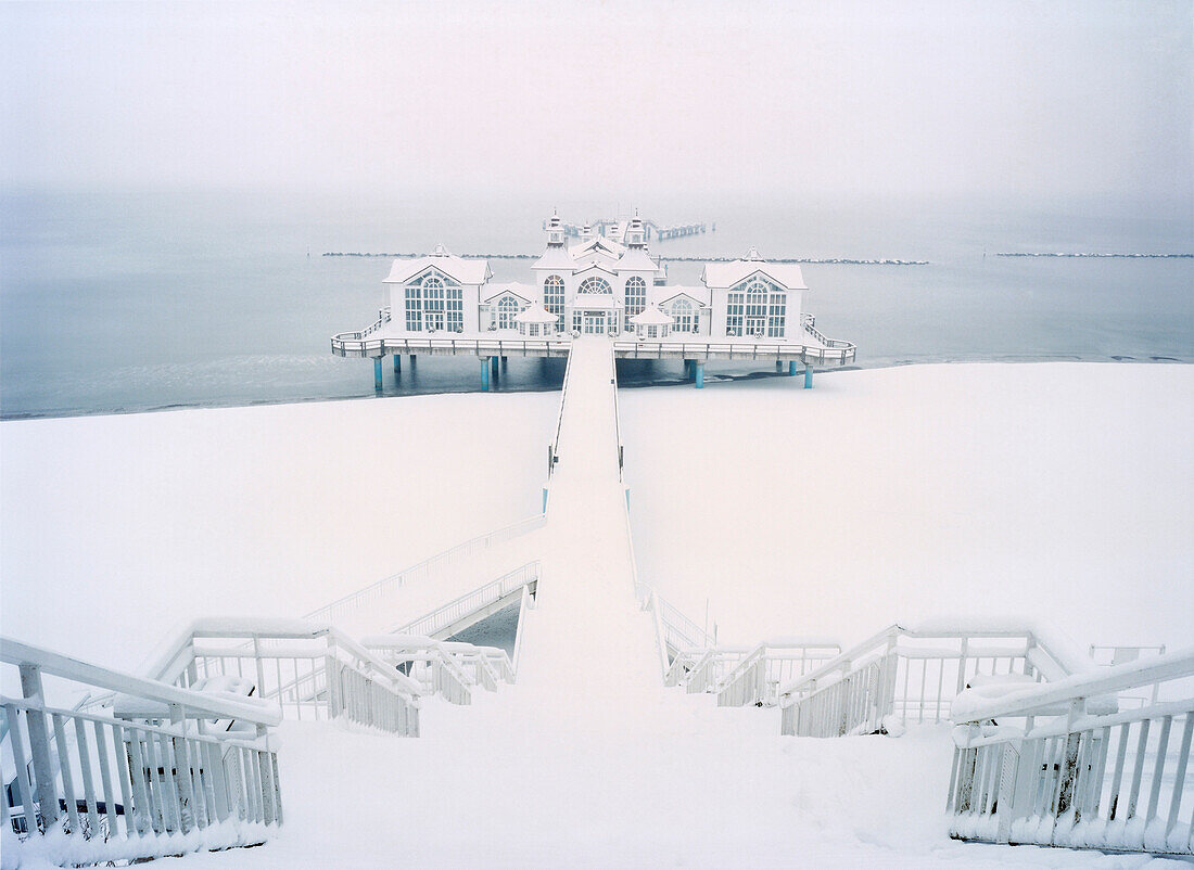 Seebrücke im Winter, Sellin, Insel Rügen, Mecklenburg-Vorpommern, Deutschland