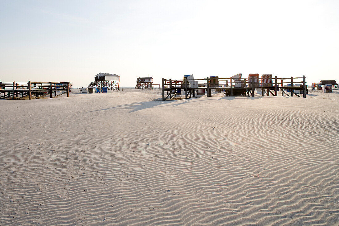 Strandkörbe am Strand im Sonnenlicht, St. Peter Ording, Halbinsel Eiderstedt, Schleswig-Holstein, Deutschland, Europa