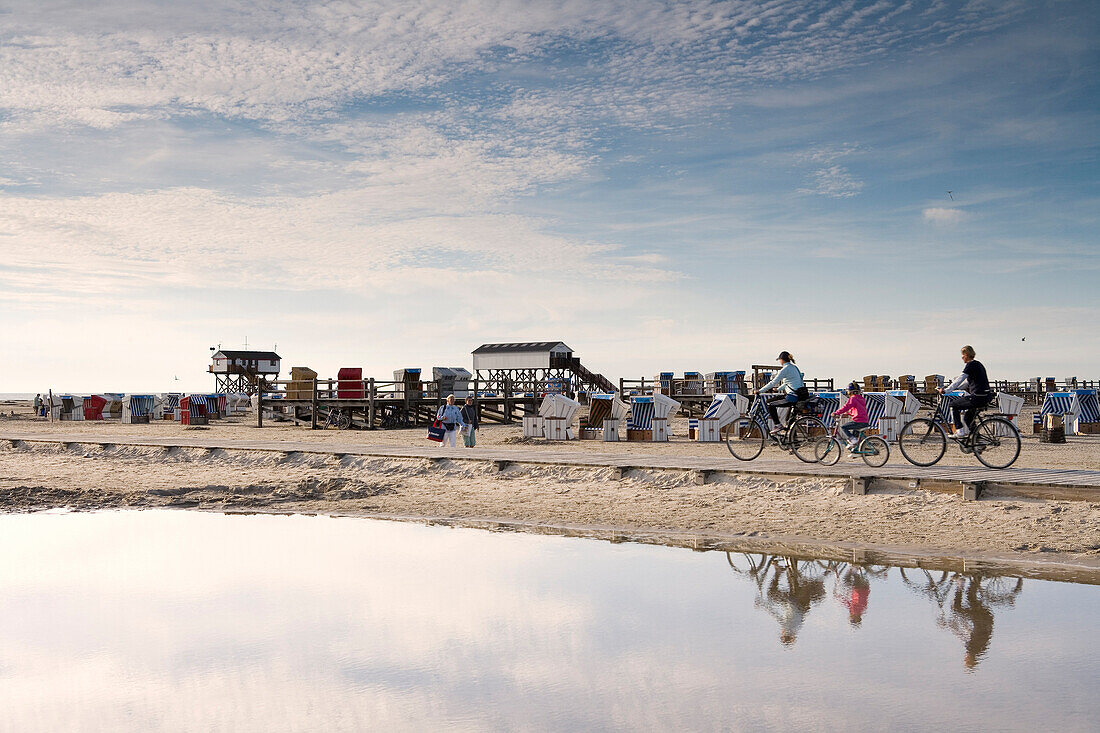 Fahrradfahrer am Strand von St. Peter-Ording, Schleswig-Holstein, Deutschland