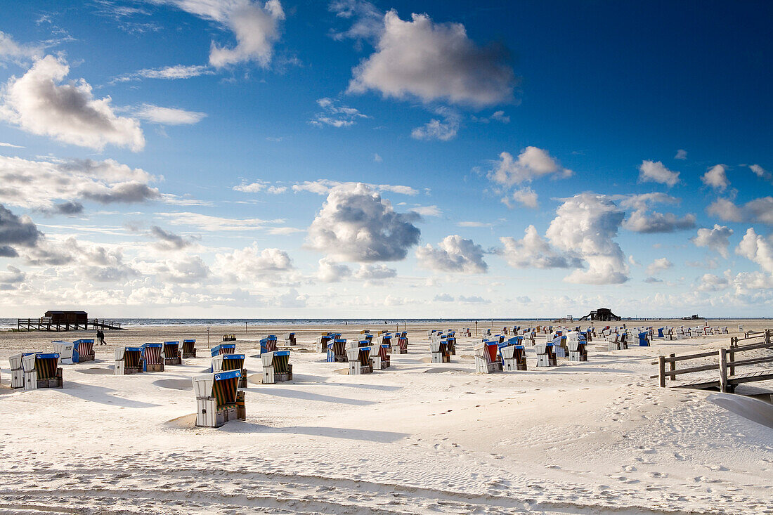 Strandkörbe am Strand unter Wolkenhimmel, St. Peter Ording, Halbinsel Eiderstedt, Schleswig-Holstein, Deutschland, Europa