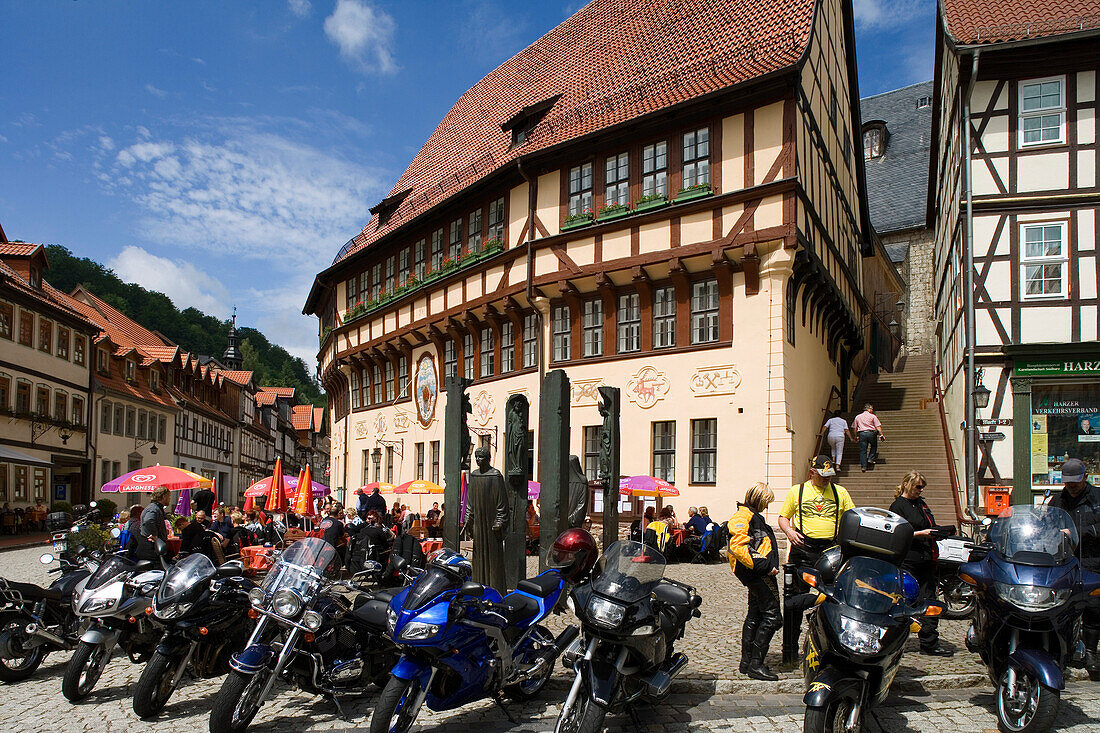 Motorräder auf dem Marktplatz mit Rathaus und Thomas Müntzer Denkmal, Stolberg, Sachsen-Anhalt, Deutschland, Europa
