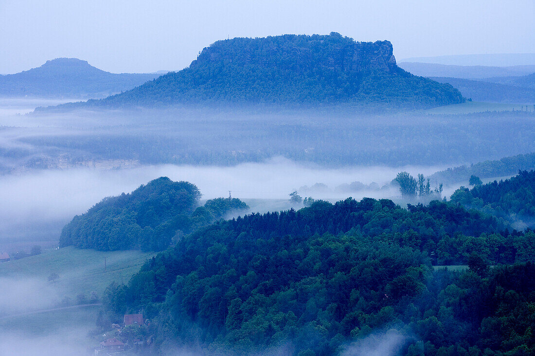 Blick über Rathen auf den Lilienstein, Sächsische Schweiz, Elbsandsteingebirge, Sachsen, Deutschland
