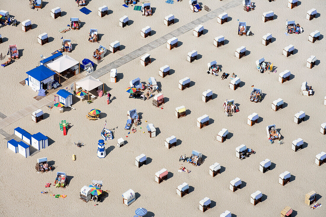 Blick von oben auf Strand mit Strandkörben im Sonnenlicht, Travemünde, Schleswig Holstein, Deutschland, Europa