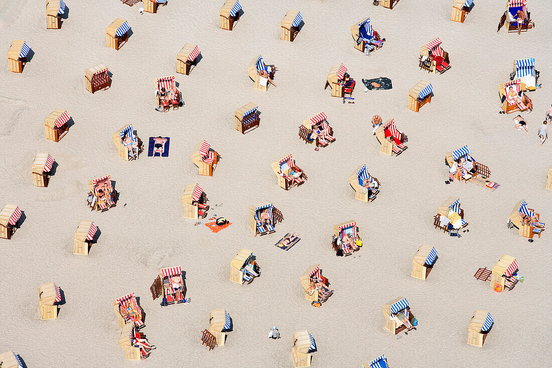 Strandkörbe am Strand, Travemünde, Lübeck, Schleswig-Holstein, Deutschland