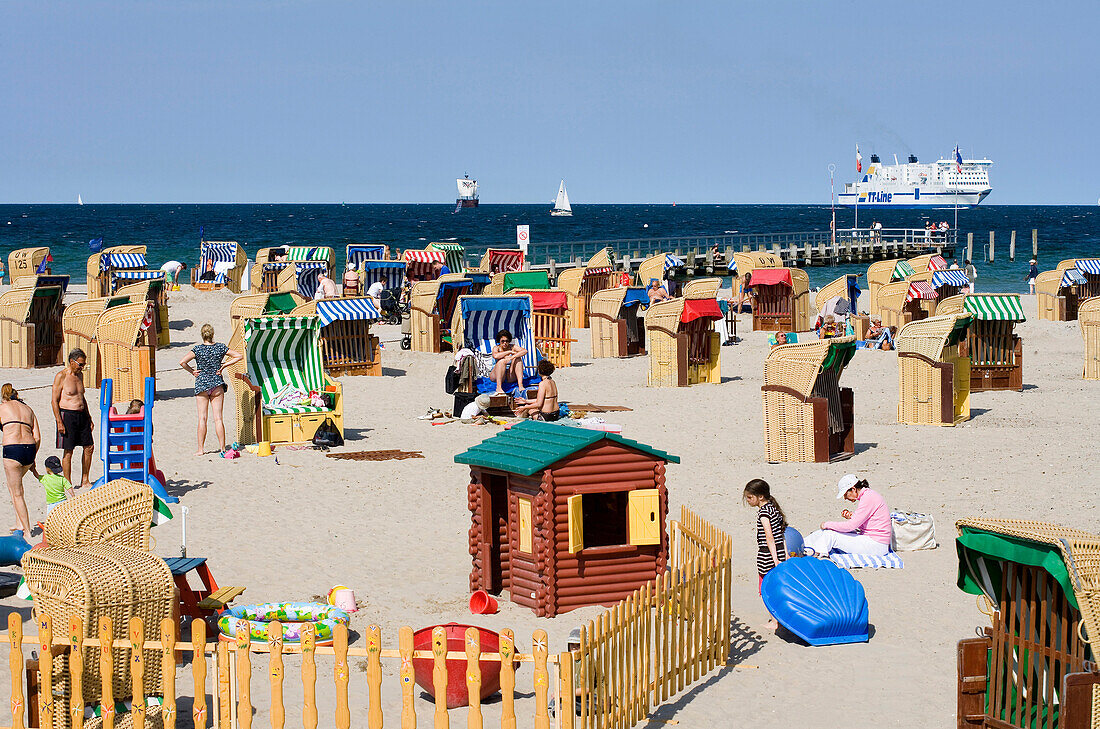 Urlauber entspannen im Strandkorb am Strand, Travemünde, Lübeck, Schleswig-Holstein, Deutschland