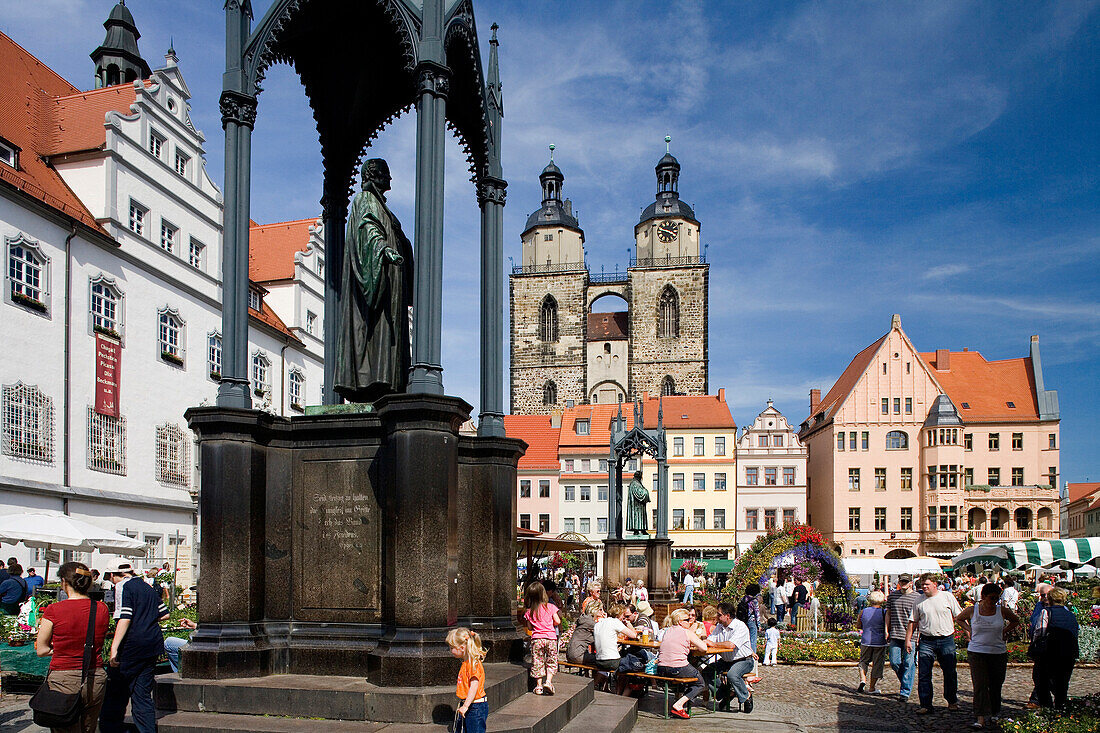 Marktplatz mit Lutherdenkmal, Melanchthondenkmal, Rathaus und St. Marien Kirche, Lutherstadt Witternberg, Sachsen-Anhalt, Deutschland