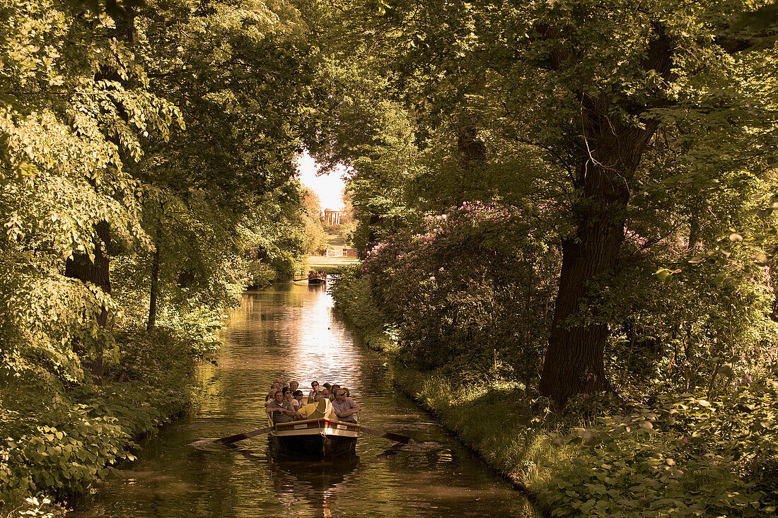 Besucher in einer Gondel auf einem Kanal, Wörlitzer Park, Sachsen-Anhalt, Deutschland