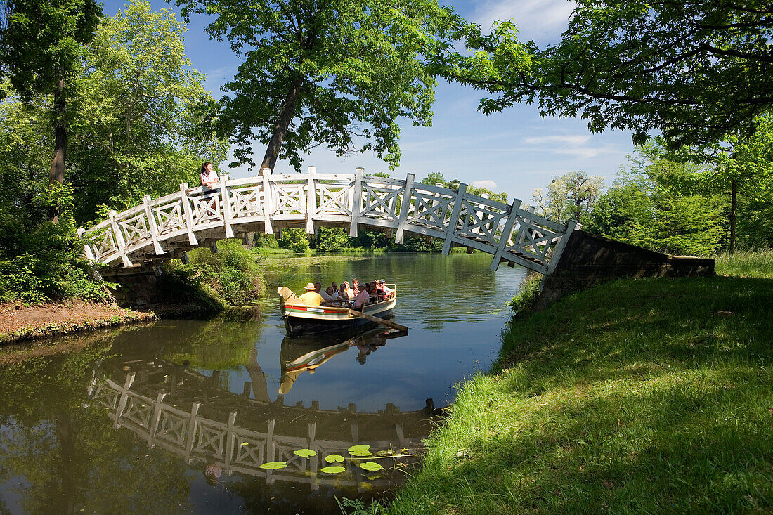 Besucher in einer Gondel passieren die Weiße Brücke, Wörlitzer Park, Sachsen-Anhalt, Deutschland