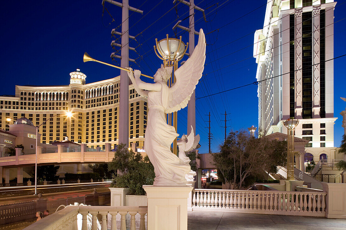 Las Vegas Boulevard, The Strip. Im Hintergrund Bellagio und Caesars Palace Hotel and Casino, Las Vegas, Nevada, Vereinigte Staaten von Amerika