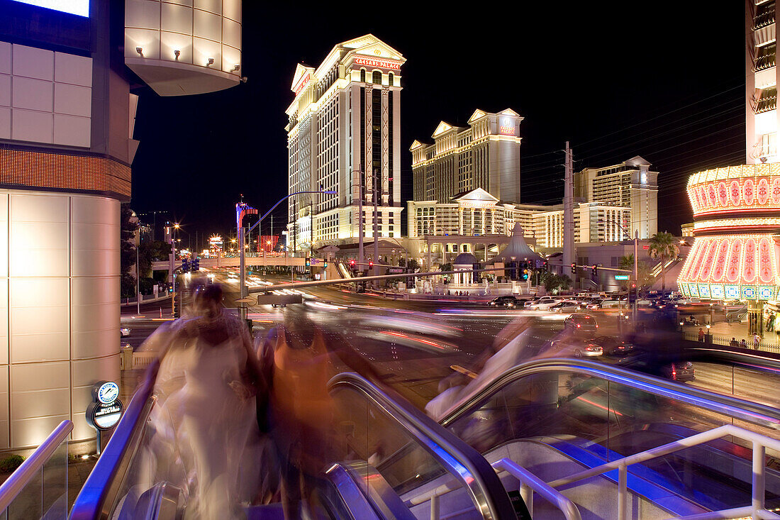 Las Vegas Boulevard, The Strip. Im Hintergrund Caesars Palace Hotel and Casino, Las Vegas, Nevada, Vereinigte Staaten von Amerika