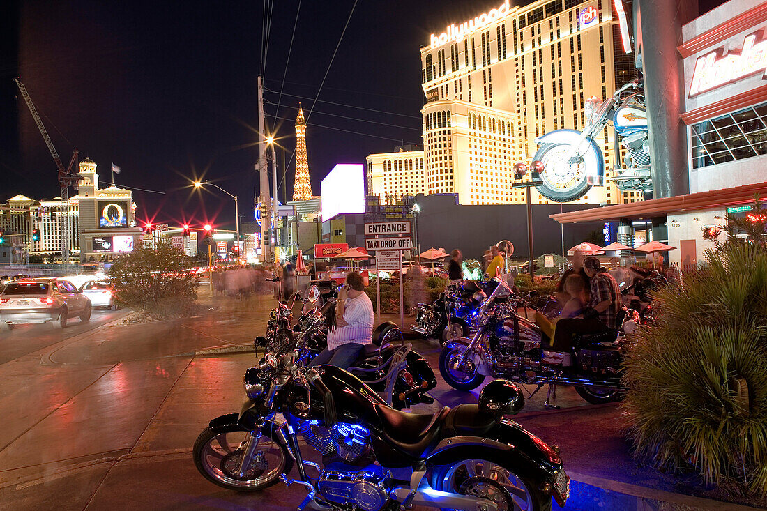 Las Vegas Boulevard, The Strip. Planet Hollywood und Paris Hotel and Casino im Hintergrund, Las Vegas, Nevada, Vereinigte Staaten von Amerika