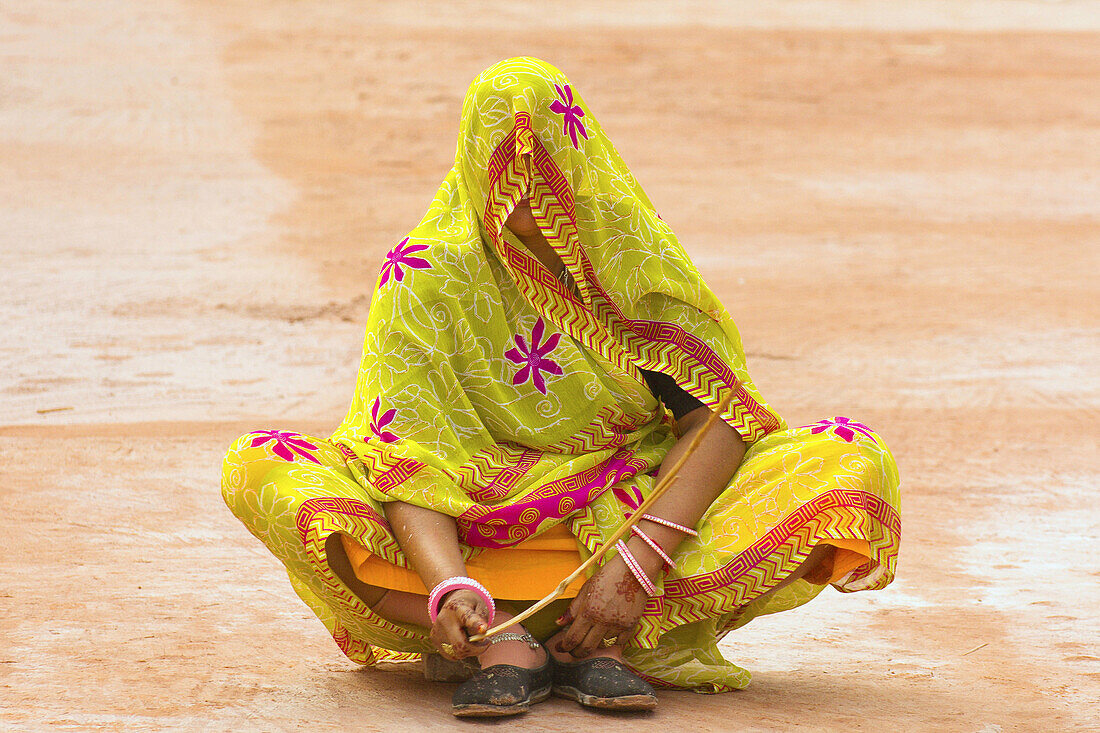Woman working on a rooftop at the Amber Fort, Amber (near Jaipur), Rajasthan, India