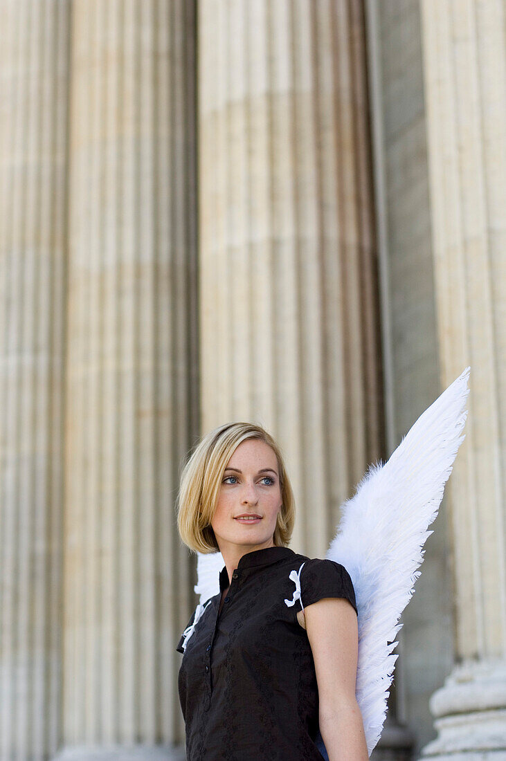 Engel, junge Frau mit Engelsflügeln steht neben Säulen, Königsplatz, München, Bayern, Deutschland