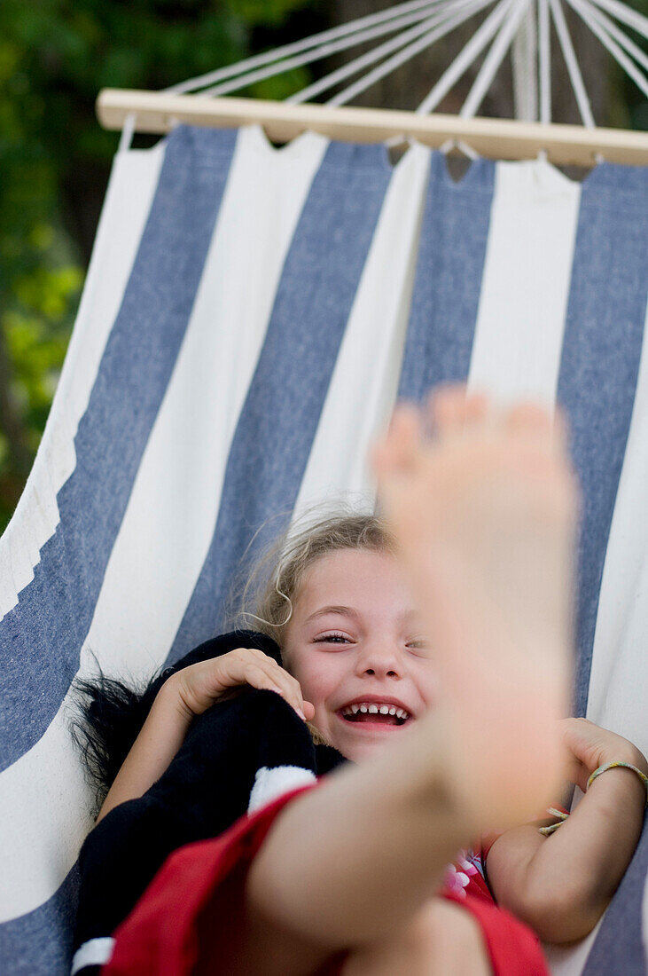 Mädchen (3-4 Jahre) in einer Hängematte