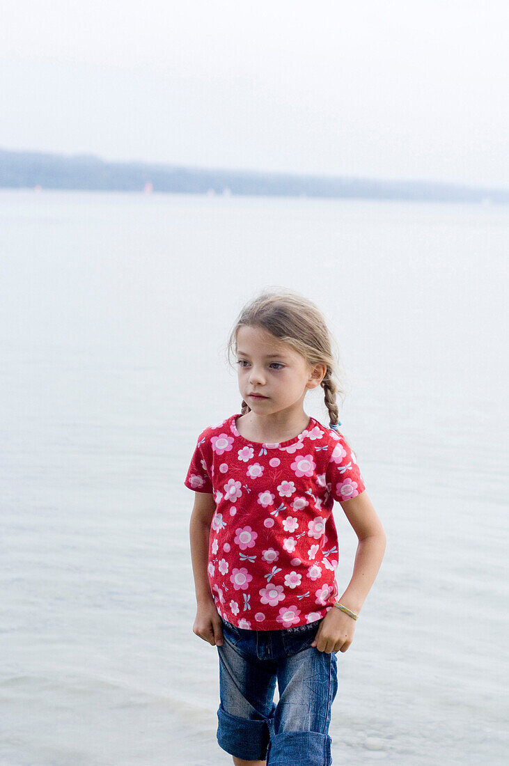 Mädchen (3-4 Jahre) am Ammersee, Bayern, Deutschland