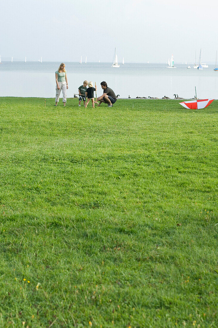 Familie spielt Krocket am Ufer vom Ammersee, Oberbayern, Bayern, Deutschland