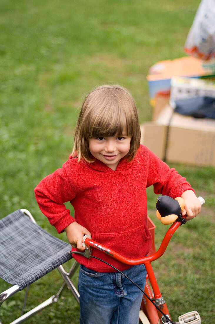 Mädchen (3-4 Jahre) mit einem Fahrrad