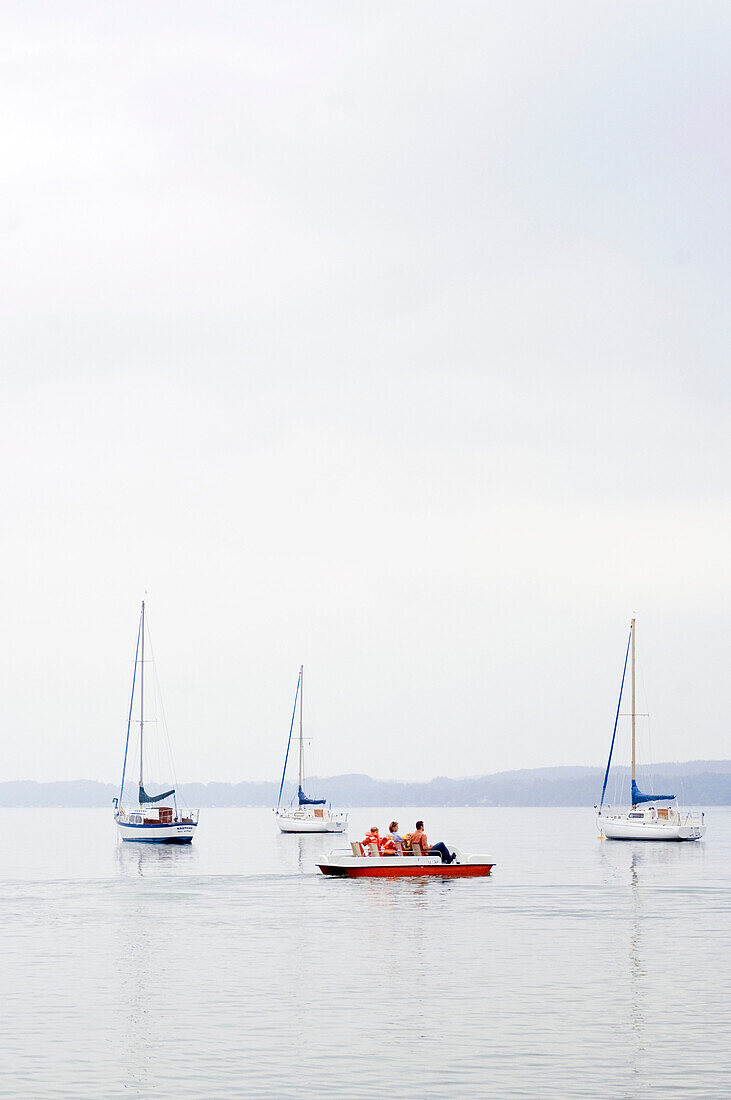 Familie in einem Tretboot auf dem Ammersee, Bayern, Deutschland