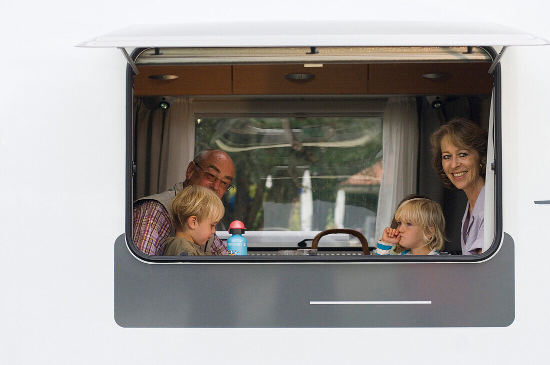 Großeltern mit Enkelkindern in einem Wohnwagen