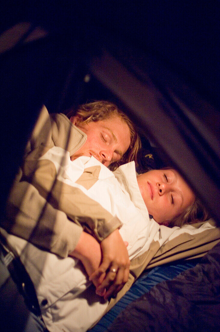 Junges Paar schläft in einem Zelt