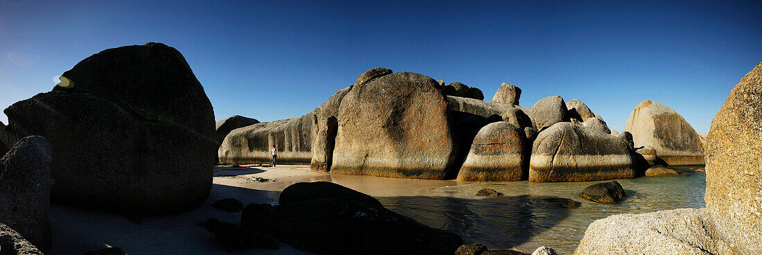 Gewaltige Granitfelsen am Boulders Beach, Kap Halbinsel, in der Nähe von Simon's Town, in der Nähe von Kapstadt, Westkap, Südafrika