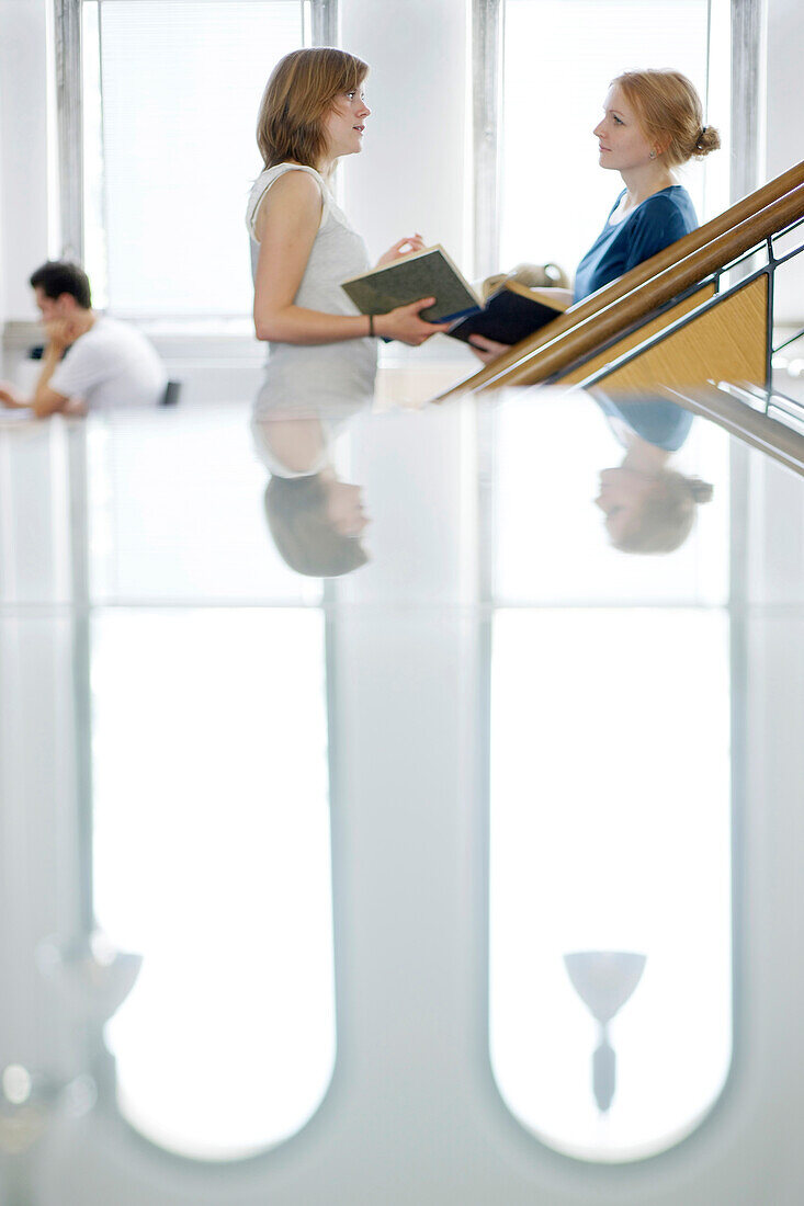 Zwei Studentinnen im Bibliothek, Universität, Bildung