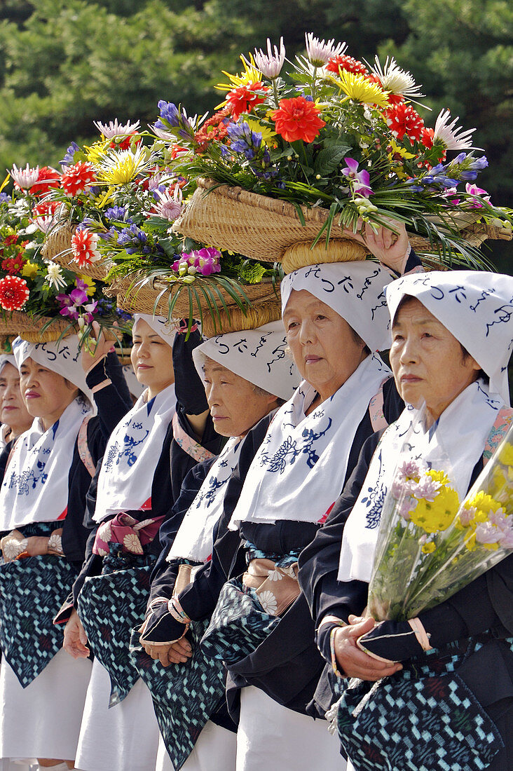 Kyoto Jidai Matsuri 06 (The Festival of the Ages). Costumed flower carriers.