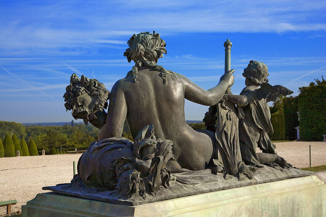 Fountain in Versailles Park at night, Versailles. Yvelines, Île-de-France, France