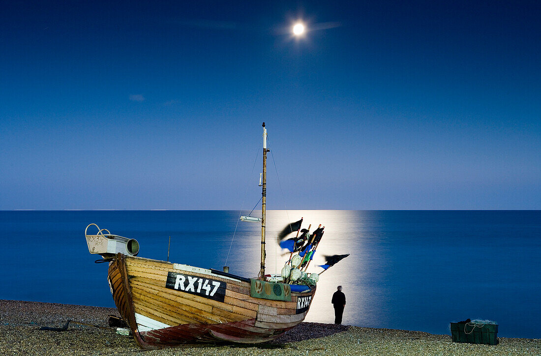 Strand bei Mondschein in Hastings, East Sussex, England, Europe