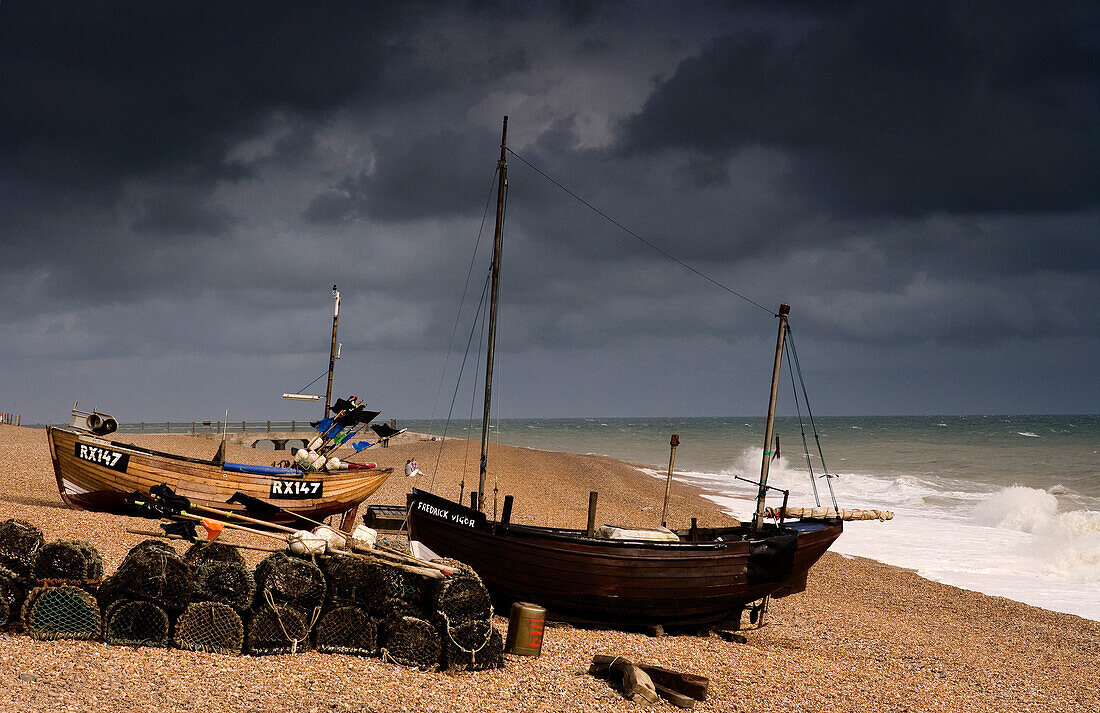 Fischerboote am Strand in Hastings, East Sussex, England, Europe