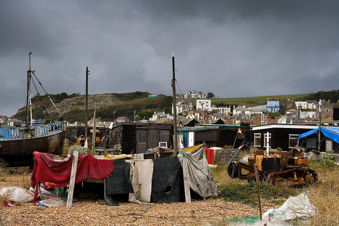 Fischerboote am Strand in Hastings, East Sussex, England, Europe