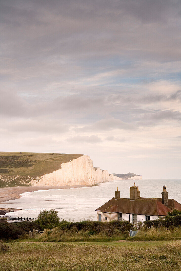 Häuschen an der Küste mit Meerblick, Seven Sisters bei Seaford, East Sussex, England, Europa