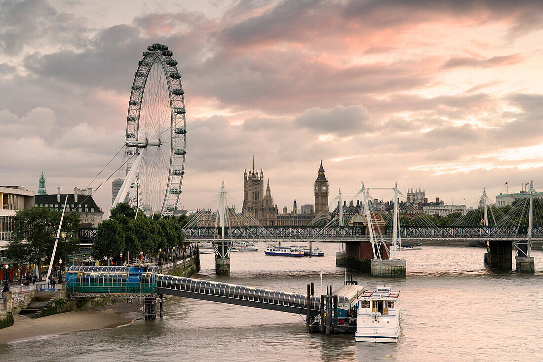 Blick von der Waterloo Bridge auf das Houses of Parliament, Big Ben und London Eye, London, England, Europa