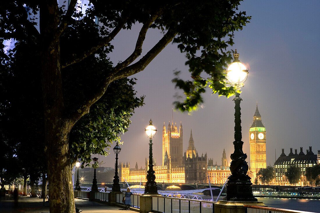 Blick vom Queens Walk auf das Houses of Parliament mit Big Ben, Southwark, London, England, Europa